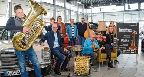  ?? Foto: Reinhold Radloff ?? Ein gläsernes Autohaus bietet wieder den Rahmen für die vierte Oldtimer Jazz Night.