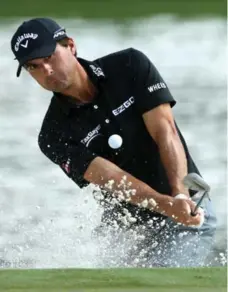  ?? STREETER LECKA/GETTY IMAGES ?? Kevin Kisner, in the hunt for his first career major title, blasts out of a bunker on 17 at Quail Hollow on the way to a second-round 67.