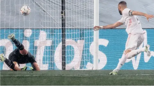  ?? /EFE. ?? El francés Karim Benzema (der.) cabecea para marcar el 2-0 ante Marko Dimitrovic, portero serbio del Eibar.