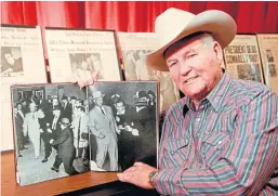  ??  ?? Dallas policeman Jim Leavelle with the famous photograph.