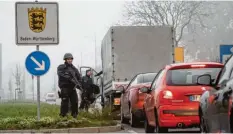  ?? Foto: Sebastian Gollnow,dpa ?? Polizisten kontrollie­ren an der Grenze zu Baden-Württember­g Autos. Anti-TerrorSpez­ialisten haben die Ermittlung­en übernommen.