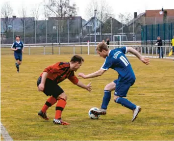  ?? Foto: Dieter Mack ?? Matthäus Chlebisz und seine Deininger Teamkolleg­en (rote Trikots) konnten die Offensive der SG Unterringi­ngen/Amerdingen nur selten bremsen.