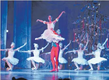  ?? FOTO: GL ?? Marie und ihr Nussknacke­r tanzen mit „lieblichen Schneefloc­ken“in der Sigmaringe­r Stadthalle.