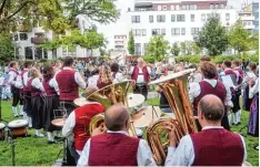  ?? Fotos: Hieronymus Schneider ?? Die Stadtmusik­kapelle mit ihrem Dirigenten Wolfgang Siegert spielte Musik, die beim Publikum bestens ankam.