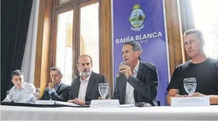  ?? PABLO PRESTI - LA NUEVA. ?? DAMIÁN COSTAMAGNA (izq.), Mario Alvarez, Federico Susbielles, Gabriel Katopodis y Gustavo Trankels, en la presentaci­ón.