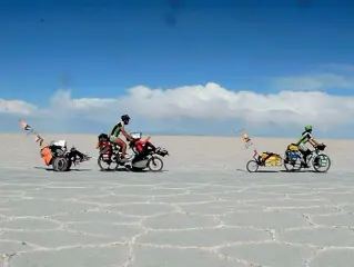  ??  ?? In BoliviaIn bici attraverso il Salar de Uyuni, il deserto di sale della Bolivia