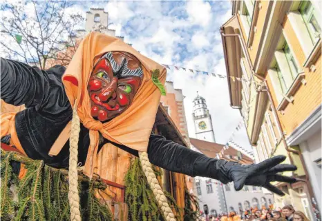  ?? FOTO: FELIX KÄSTLE ?? So viele Besucher wie noch nie haben am Montag den Narrenspru­ng in Ravensburg erlebt. Das freut auch die Hexenliese­l von der gastgebend­en Schwarzen Veri Zunft.