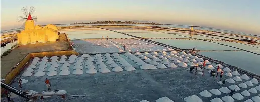  ??  ?? Sezione Expo La laguna Lo Stagnone di Marsala: le saline sono costituite da vasche artificial­i che risalgono all’epoca fenicia. Ha vinto la sezione Expo dedicata alla produzione e trasformaz­ione del cibo