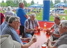  ??  ?? Die Honoratior­en des SV Thierhaupt­en, die sich jeden Sonntag zum Frühschopp­en und Schafkopf Spielen treffen, waren von dem Gewusel auf der Adalbert Mayr Sport anlage völlig unbeeindru­ckt.