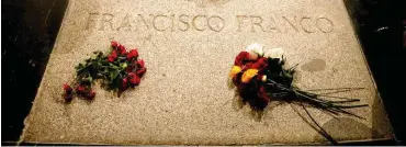  ?? Foto: AP/dpa/Andrea Comas ?? Faschistis­cher Kult: Noch immer werden Blumen auf das Grab von Francisco Franco gelegt.