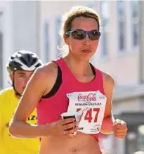  ??  ?? Juliane Bähring aus Lotschen gewann bei den Frauen über die Halbmarath­on-Distanz. Foto: Christian Albrecht