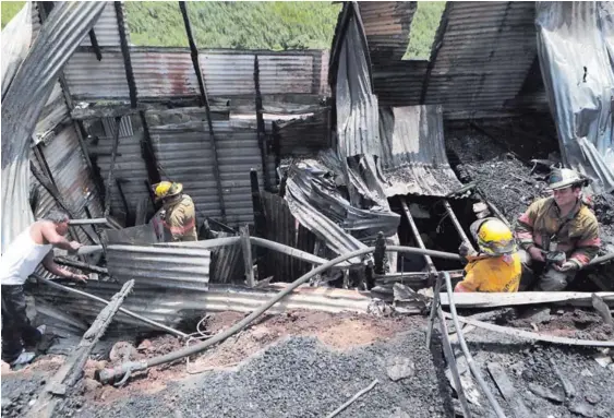  ?? ALONSO TENORIO ?? Después de remover escombros durante casi cuatro horas, se dio con los restos del niño de dos años, y se dejó el caso en manos del OIJ. Los bomberos tardaron casi una hora para controlar el fuego, debido a que la zona era de muy difícil acceso.