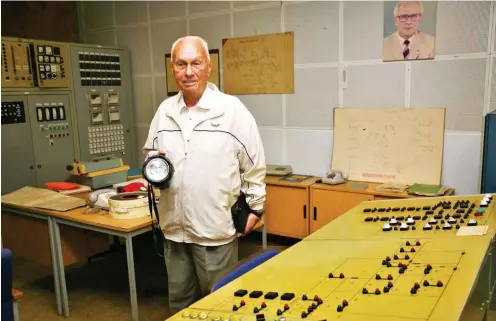  ?? Foto: Hans-Jürgen Herget ?? Fritz Streletz, einst als Generalobe­rst Chef des Hauptstabs der NVA, bei der Besichtigu­ng des Bunkers »Objekt 16/(5)/206« bei Garzau