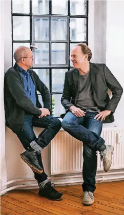  ?? RP-FOTO: ANNE ORTHEN ?? Jörg-Thomas Alvermann (l.) mit Markus Ambach in dessen Atelier an der Harkortstr­aße