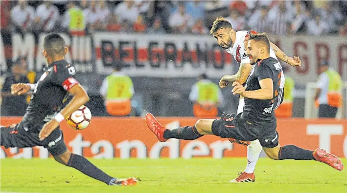  ?? GUILLERMO RODRIGUEZ ADAMI ?? La chance. Lucas Pratto quedó mano a mano, listo para romper el cero tras una gran jugada de Juan Fernando Quintero. El Oso demoró el remate y lo taparon.