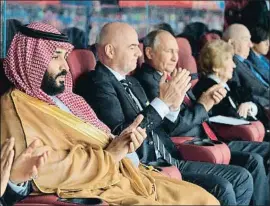  ?? ALEXEY DRUZHININ / AFP ?? El príncipe saudí Mohamed bin Salman, con Infantino y Putin