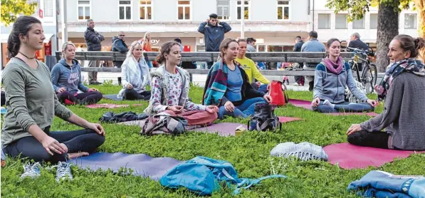  ?? Foto: Annette Zoepf ?? Yoga mitten in der Stadt am Königsplat­z. Ab Montag heißt es noch einmal eine Woche lang „Yoga im Park“.