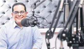  ?? ALBERTO LIRANZO/LISTÍN DIARIO ?? José Gutiérrez durante su participac­ión en su programa radial por la Monumental 100.3 FM de Santiago.