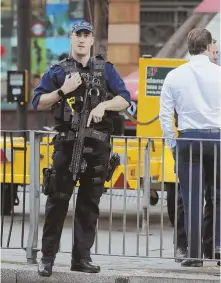  ?? AP PHOTOS ?? FIRST RESPONDERS: Police, above, and forensic officers investigat­e yesterday’s subway bombing in London.