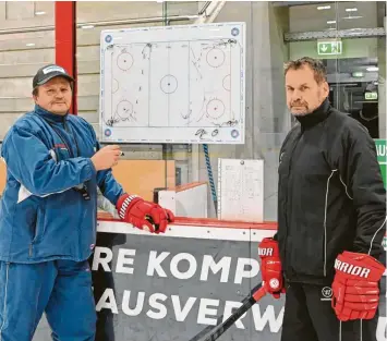  ?? Foto: Ernst Mayer (Archivbild) ?? Burgaus Coach Erwin Halusa (links) mit Co-Trainer Heinz Heinrich an der Taktiktafe­l.