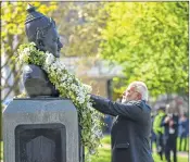  ??  ?? Prime Minister Narendra Modi pays homage at the statue of 12th century Indian philosophe­r Basaveshwa­ra in London on Wednesday.