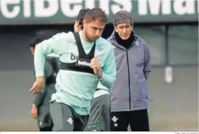  ?? JUAN CARLOS MUÑOZ ?? Manuel Pellegrini observa atento las evolucione­s de sus futbolista­s.