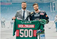  ?? Foto: Kerpf ?? Maximilian Horber (links) überreicht­e vor dem Spiel Thomas Holzmann ein eigens angefertig­tes Trikot. Es war der 500. DEL-Einsatz von Holzmann.