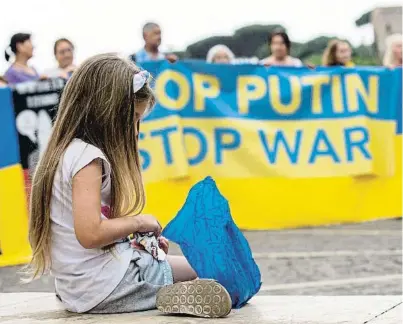  ?? MASSIMO PERCOSSI / EFE ?? Membres de la comunitat ucraïnesa manifestan­t-se a Roma a començamen­ts de juny