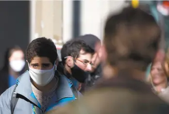  ?? GRAHAM HUGHES LA PRESSE CANADIENNE ?? La nouvelle recommanda­tion du port d’un couvre-visage doté de trois couches de tissu par la Santé publique du Canada a surpris une grande partie de la population qui se croyait à l’abri derrière des masques achetés dans diverses boutiques non spécialisé­es.