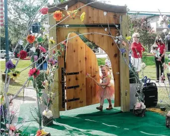  ?? Kirk Sides / Staff photograph­er ?? Paisley Wood explores the entrance of the new Fairy Trail at Stevenson Park in Friendswoo­d.