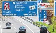  ?? FOTO: ROLAND RASEMANN ?? Maut-Informatio­nen in Österreich an der Grenze bei Lindau: Die EU-Kommission plant eine europaweit­es System nach 2020.