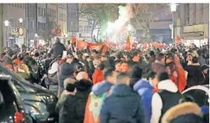  ?? FOTO: THOMAS BANNEYER/DPA ?? Viele marokkanis­che Fans trafen sich nach dem Sieg zum Feiern in der Innenstadt von Dortmund.