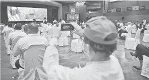  ?? — Gambar Bernama ?? PERSIDANGA­N: Para perwakilan Parti Gerakan Rakyat Malaysia (GERAKAN) mengikuti ucapan perasmian Persidanga­n Perwakilan Nasional Gerakan Ke-49 secara maya oleh Muhyiddin di Menara PGRM, Kuala Lumpur semalam.