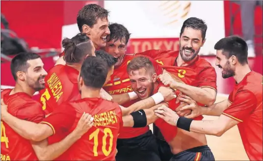  ??  ?? Los Hispanos felicitan a Aléix Gómez tras marcar el gol de la victoria ante Noruega de penalti y con el reloj a cero.