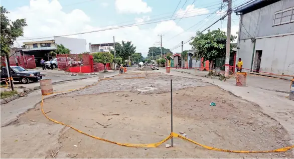  ??  ?? Espera. Las labores en la calle San Antonio Abad se han detenido hasta que el concreto adquiera resistenci­a para poder colocar la capa de asfalto. Jueves 14 de septiembre de 2017