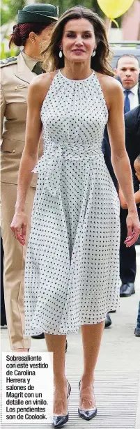  ??  ?? Sobresalie­nte con este vestido de Carolina Herrera y salones de Magrit con un detalle en vinilo. Los pendientes son de Coolook.