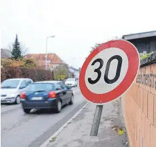  ?? FOTOMONTAG­E: BRUNO JUNGWIRTH/DPA ?? Durch ein Urteil des Verwaltung­sgerichtsh­ofs ist auch die Hoffnung der Anlieger der Riedlinger Ziegelhütt­enstraße auf Tempo 30 deutlich gestärkt worden.