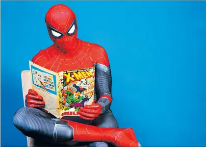  ?? Foto Ap ?? ▲ Evan Nuzum, de Escondido, California, vestido como Spiderman, posa para la foto del recuerdo del primer día de Comic-Con.