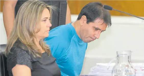  ?? FOTOS: DELFO RODRIGUEZ ?? Mirada hacia abajo. El chofer del micro de la empresa Turbus, Francisco Sanhueza, en el momento del veredicto.