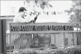  ?? JOSE MORE/CHICAGO TRIBUNE ?? During the midst of the deadly heat wave of 1995, bodies were kept in refrigerat­ed trucks until they could be processed at the Cook County Institute of Forensic Medicine.