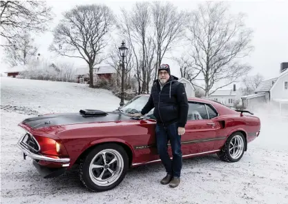  ?? BILDER: CHRISTINE OLSSON ?? Andrew Nilssons är stolt ägare av en pigg Ford Mustang Mach 1 428 Cobra Jet.