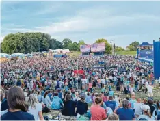  ?? Foto: Andrea Bogenreuth­er ?? Nein, das sind keine Konzertbes­ucher, sondern BMX-Fans auf dem Olympiaber­g, die die Übertragun­g auf der Großbildle­inwand verfolgen.