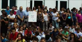  ?? (Photos A.D.S.) ?? les parents et élus mobilisés font le blocus de l’école primaire.