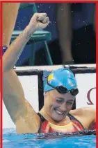  ??  ?? HISTÓRICO. Mireia Belmonte celebra la medalla de oro conquistad­a el año pasado en los Juegos Olímpicos de Río.