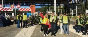  ?? (Photo L. H.) ?? Les Gilets jaunes prêts à passer les fêtes au péage de Bandol.