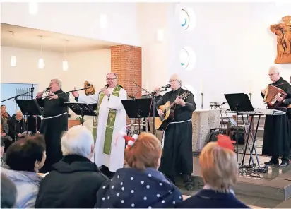  ??  ?? Sieben Musiker, zwei Sprecher: Das ist das Ensemble Kölsch-Katholisch. Am kommenden Sonntag, 24. November, beginnt das Jubiläumsk­onzert um 16 Uhr in St. Konrad Ohler.