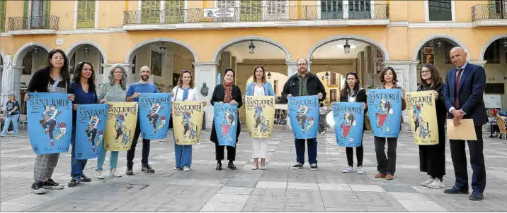  ?? Foto: JAUME MOREY ?? nd
Algunos de los libreros que participan este Sant Jordi, con Pilar Ribal y Antònia Roca (en el centro), ayer en la presentaci­ón celebrada en la Plaça Major.