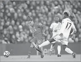  ??  ?? Roberto Firmino (l) van Liverpool probeert een doelpunt te maken. (Foto: Nusport)