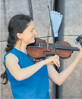  ?? ?? Violín. Desde los ocho años lo estudia Ana Clara. Otra forma de acercarse a la emoción.