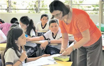  ??  ?? Talleres. Durante la semana de la lectura, las docentes voluntaria­s desarrolla­ron una serie de talleres y espacios donde los estudiante­s pudieron leer cuentos y obras clásicas. El objetivo fue desarrolla­r en ellos un mejor hábito de lectura.